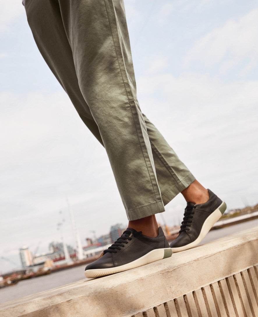 Keen Women's KNX Leather Sneaker | Black/Star White
