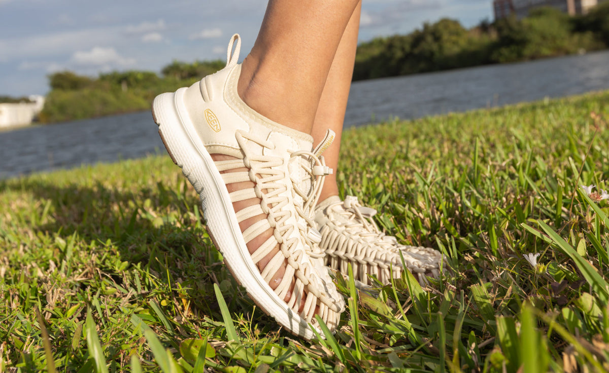 Keen Women's UNEEK O3 Sneaker Sandal | Birch/Star White