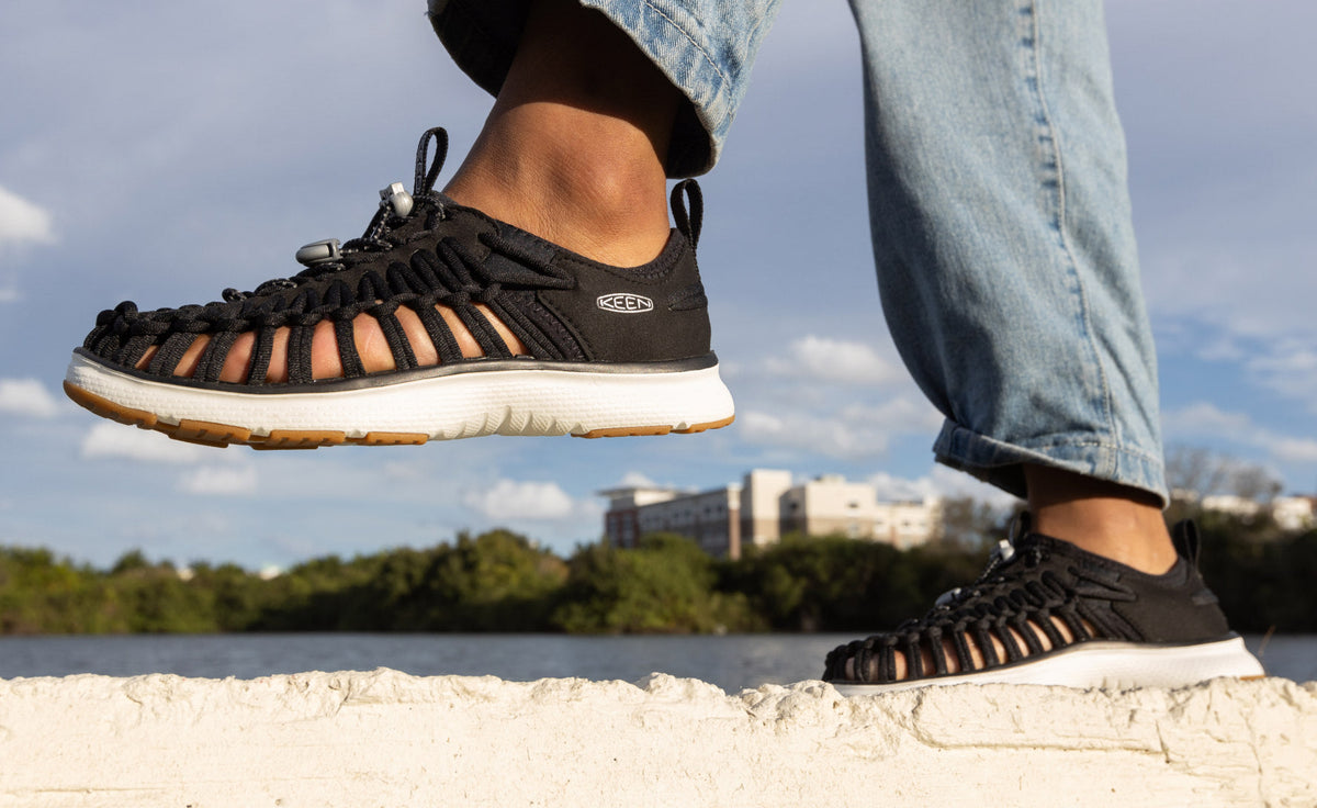 Keen Women's UNEEK O3 Sneaker Sandal | Black/Star White
