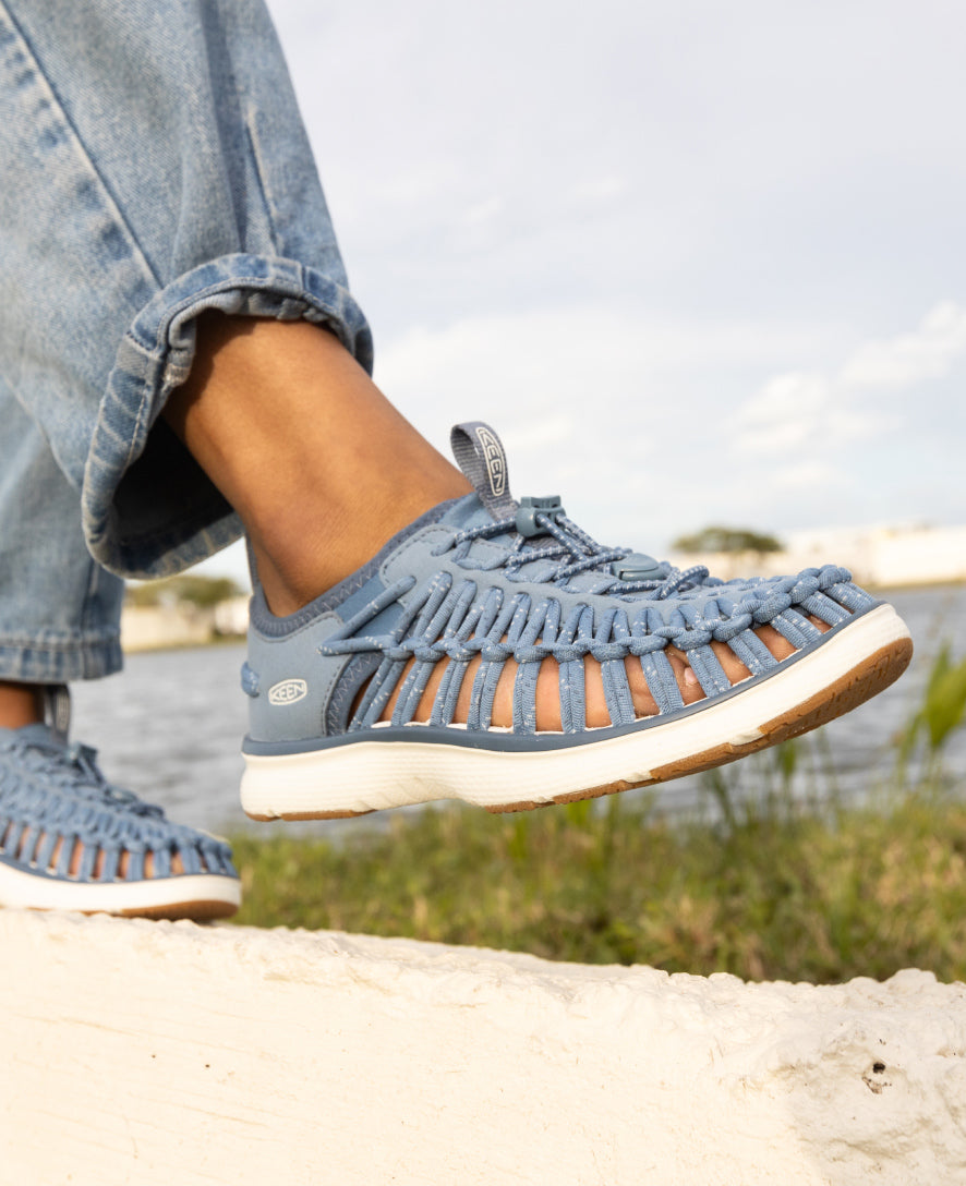 Keen Women's UNEEK O3 Sneaker Sandal | Birch/Star White