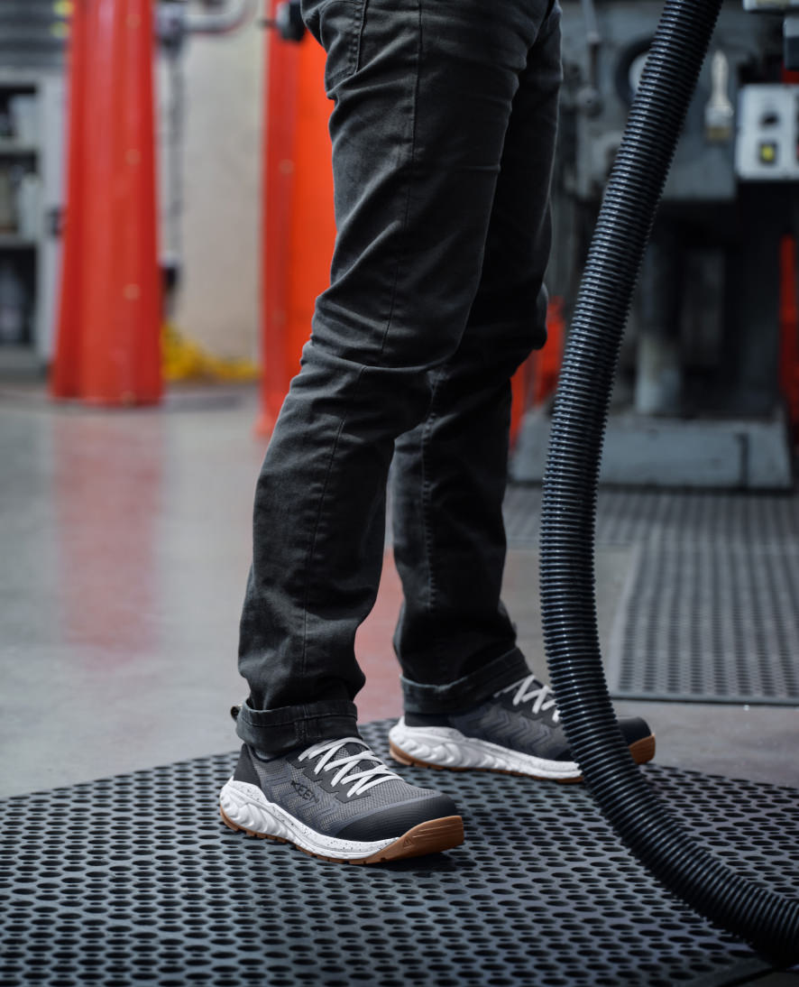 Keen Men's Arvada Shift Work Sneaker (Carbon Toe) | Steel Grey/Gum