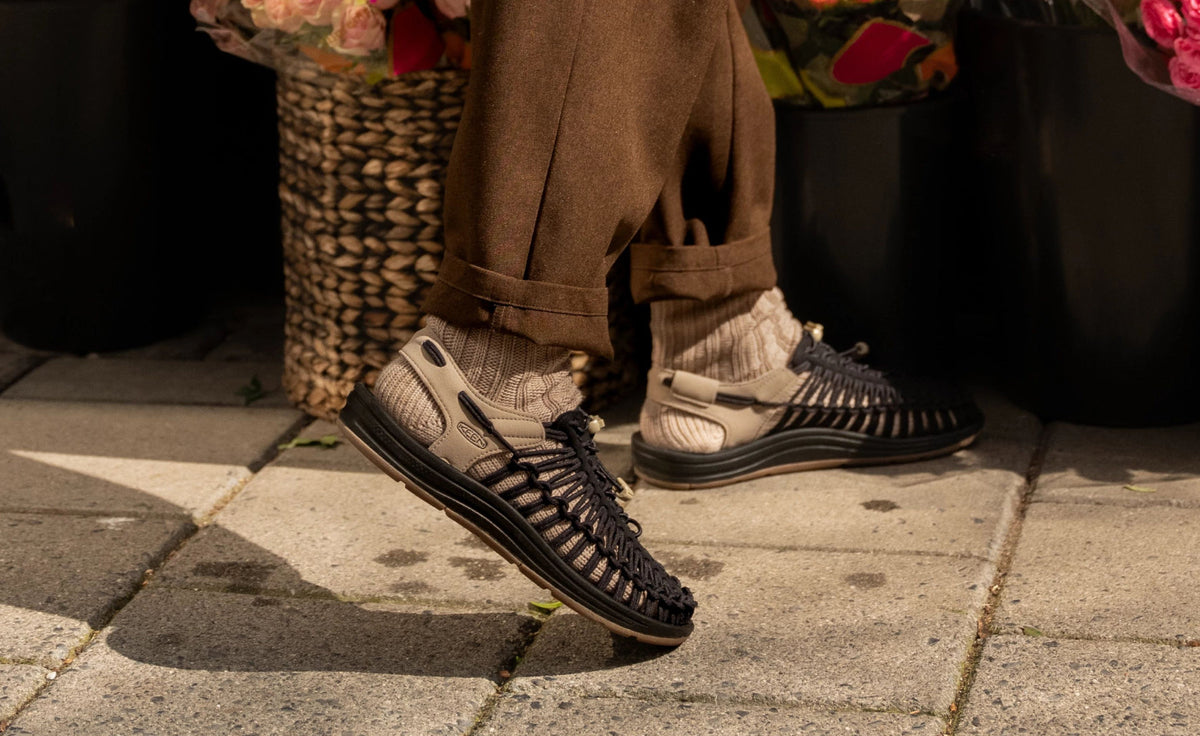 Keen Men's UNEEK Sneaker | Black/Plaza Taupe